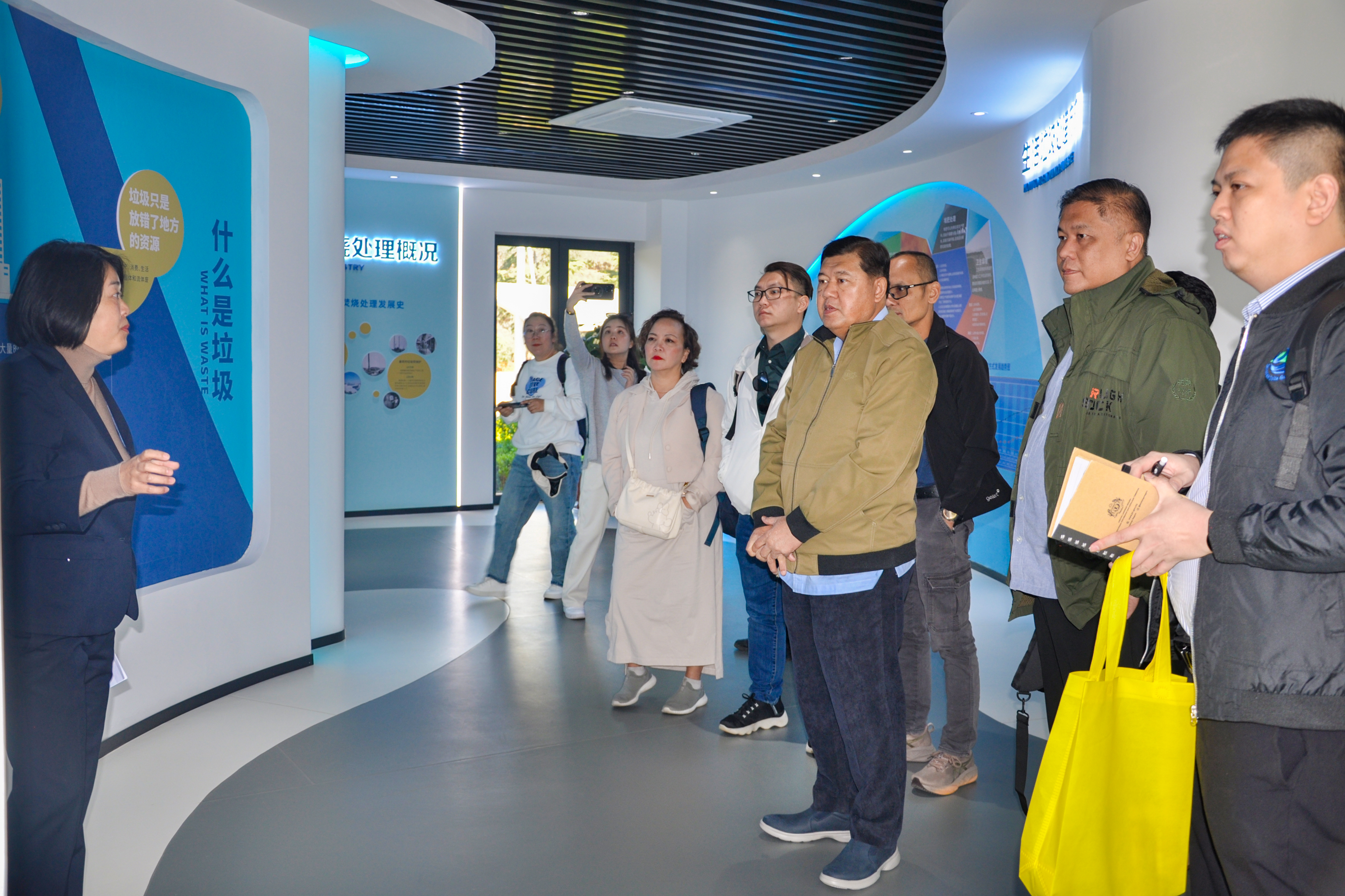 馬來(lái)西亞古晉南市代表團(tuán)到昆明三峰公司參觀考察